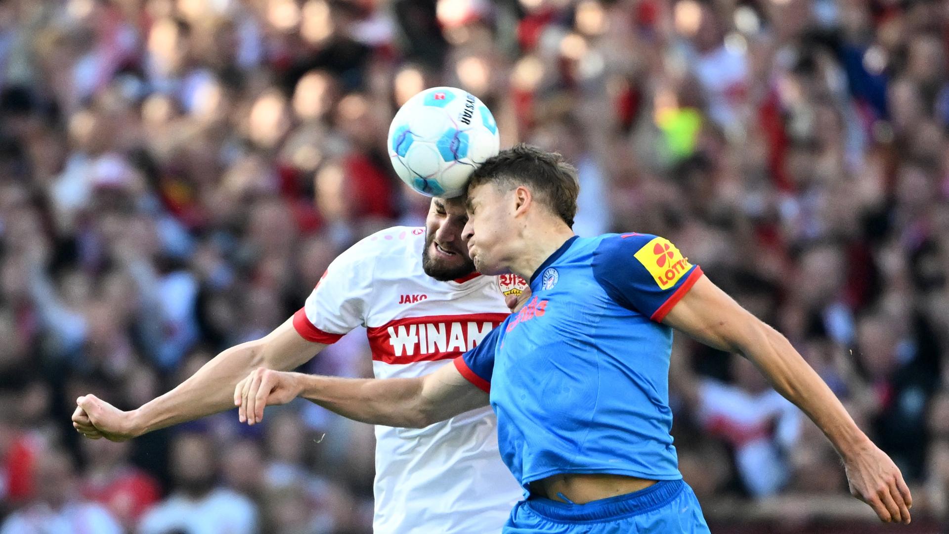 dpatopbilder - 26.10.2024, Baden-Württemberg, Stuttgart: Fußball: Bundesliga, VfB Stuttgart - Holstein Kiel, 8. Spieltag, in der MHPArena. Stuttgarts Jeff Chabot (l) in Aktion mit Kiels Benedikt Pichler. Foto: Marijan Murat/dpa - WICHTIGER HINWEIS: Gemäß den Vorgaben der DFL Deutsche Fußball Liga bzw. des DFB Deutscher Fußball-Bund ist es untersagt, in dem Stadion und/oder vom Spiel angefertigte Fotoaufnahmen in Form von Sequenzbildern und/oder videoähnlichen Fotostrecken zu verwerten bzw. verwerten zu lassen. +++ dpa-Bildfunk +++