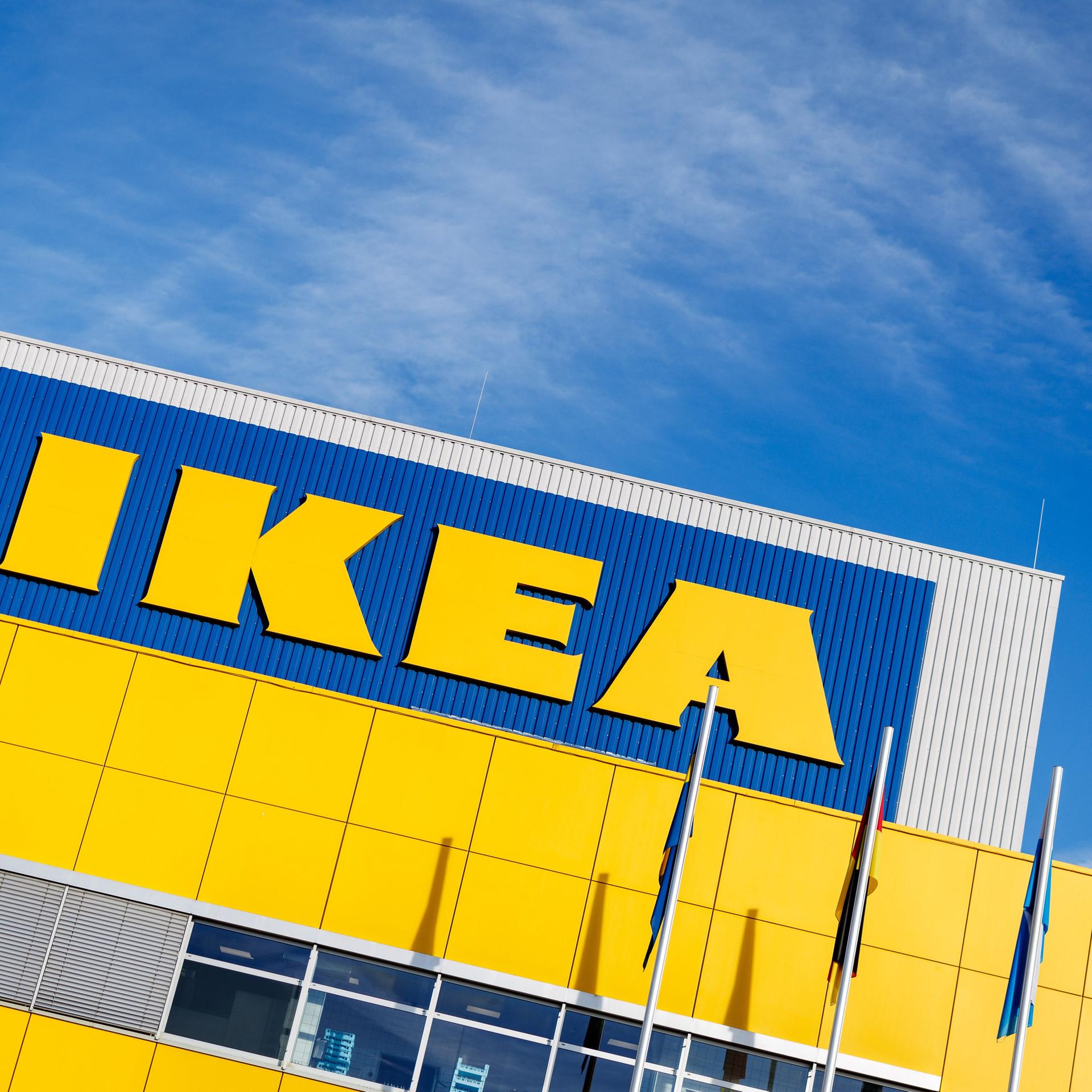 Das Logo von IKEA ist am 17.10.2024 an der Fassade der Filiale Eching (Bayern) zu sehen. Am 17.10.1974 wurde mit dem Möbelhaus in Eching bei München das erste IKEA Möbelgeschäft in Deutschland eröffnet.