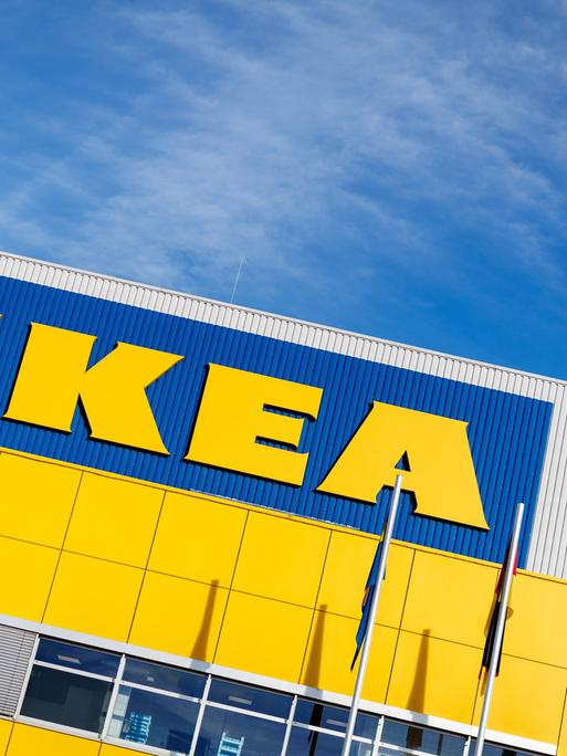 Das Logo von IKEA ist am 17.10.2024 an der Fassade der Filiale Eching (Bayern) zu sehen. Am 17.10.1974 wurde mit dem Möbelhaus in Eching bei München das erste IKEA Möbelgeschäft in Deutschland eröffnet.