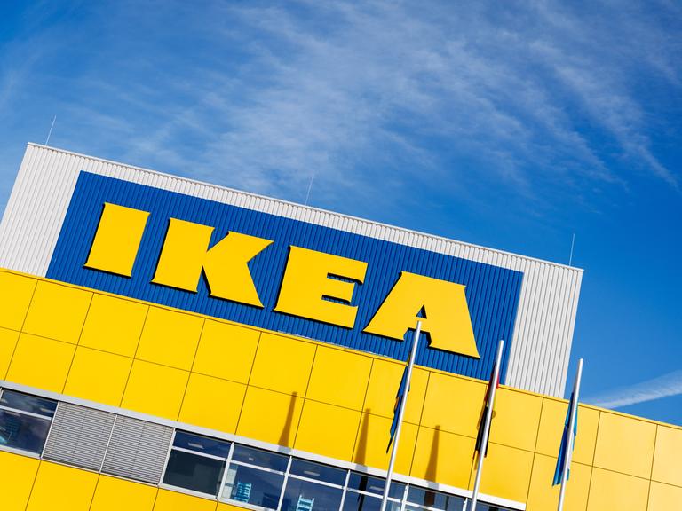 Das Logo von IKEA ist am 17.10.2024 an der Fassade der Filiale Eching (Bayern) zu sehen. Am 17.10.1974 wurde mit dem Möbelhaus in Eching bei München das erste IKEA Möbelgeschäft in Deutschland eröffnet.