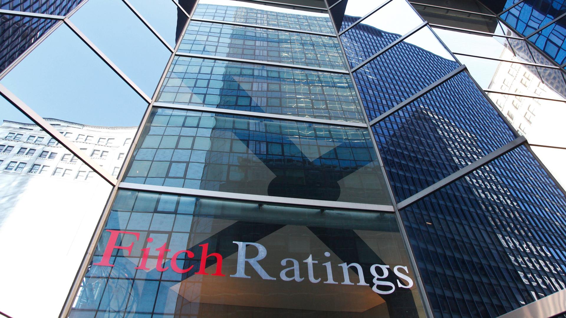 Das Gebäude der Ratingagentur Fitch in New York City. Zu sehen ist der Schriftzug "Fitch Ratings" an einer Glasfassade.