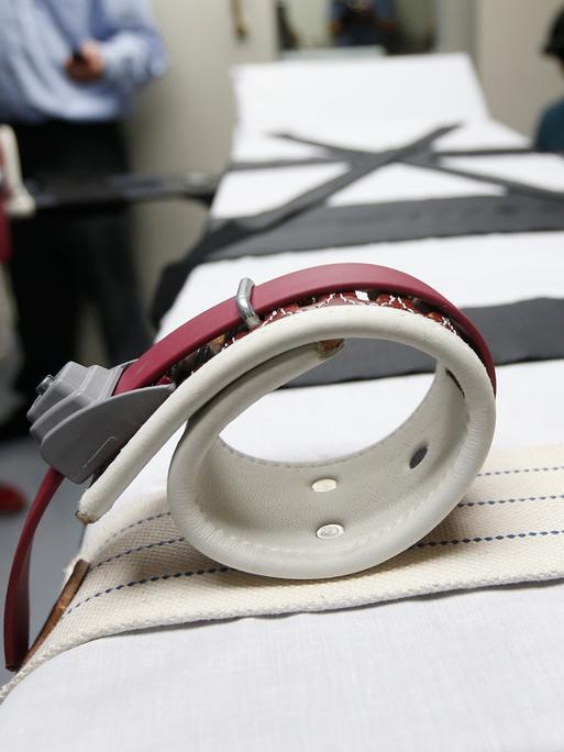 Fußfesseln im Hinrichtungsraum des Gefängnisses in McAlester, Oklahoma (Aufnahme von 2014). Fußfesseln im Hinrichtungsraum des Gefängnisses in McAlester, Oklahoma (Aufnahme von 2014).