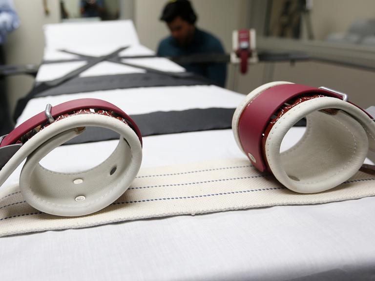 Fußfesseln im Hinrichtungsraum des Gefängnisses in McAlester, Oklahoma (Aufnahme von 2014). Fußfesseln im Hinrichtungsraum des Gefängnisses in McAlester, Oklahoma (Aufnahme von 2014).