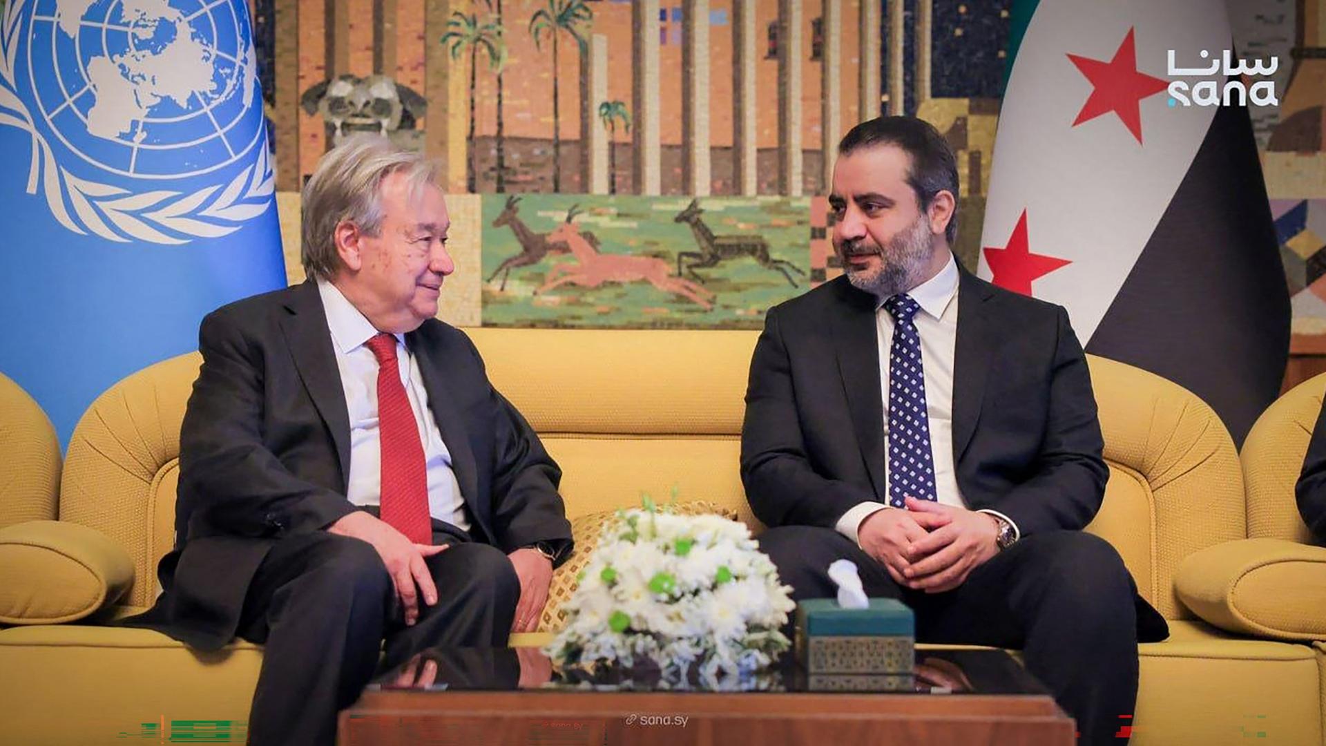 UNO-Generalsekretär Antonio Guterres (li.) und der syrische Außenminister Asaad al-Schaibani sitzen nebeneinander auf einem beigefarbenen Sofa. UNO-Generalsekretär Antonio Guterres (li.) und der syrische Außenminister Asaad al-Schaibani sitzen nebeneinander auf einem beigefarbenen Sofa.