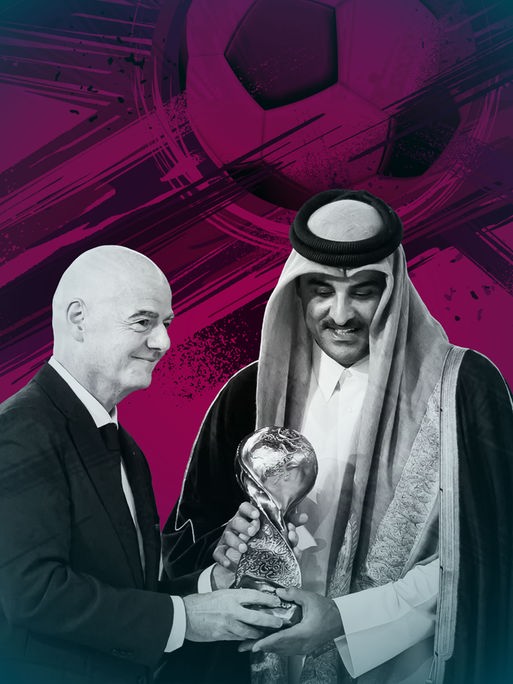 Porträt von Gianni Infantino und Tamim bin Hamad Al Thani, die gemeinsam den FIFA Pokal in den Händen halten. Im Hintergrund ist die violett eingefärbte Grafik eines Fußballes zu sehen. Porträt von Gianni Infantino und Tamim bin Hamad Al Thani, die gemeinsam den FIFA Pokal in den Händen halten. Im Hintergrund ist die violett eingefärbte Grafik eines Fußballes zu sehen.