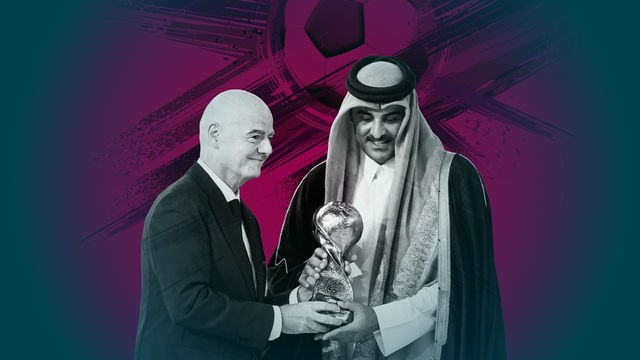Porträt von Gianni Infantino und Tamim bin Hamad Al Thani, die gemeinsam den FIFA Pokal in den Händen halten. Im Hintergrund ist die violett eingefärbte Grafik eines Fußballes zu sehen.
