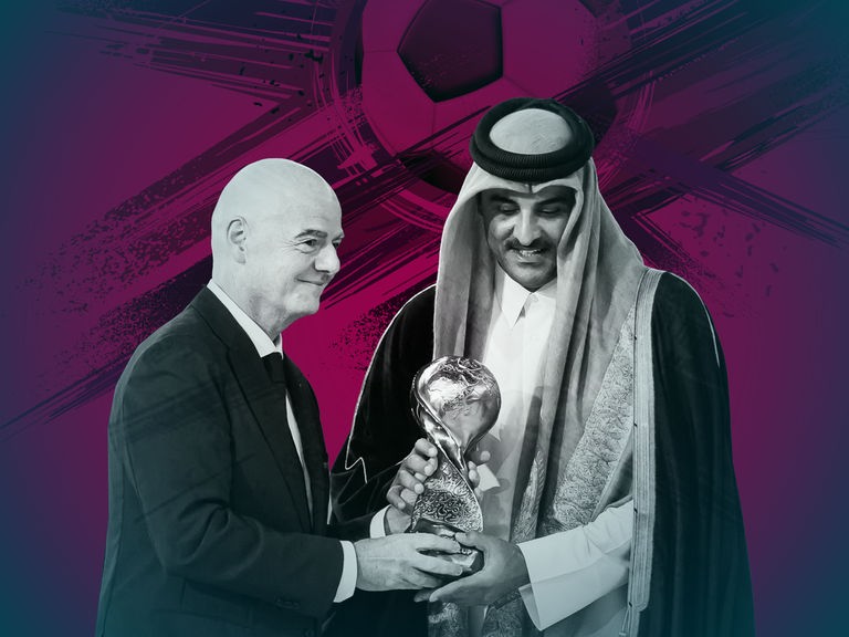 Porträt von Gianni Infantino und Tamim bin Hamad Al Thani, die gemeinsam den FIFA Pokal in den Händen halten. Im Hintergrund ist die violett eingefärbte Grafik eines Fußballes zu sehen. Porträt von Gianni Infantino und Tamim bin Hamad Al Thani, die gemeinsam den FIFA Pokal in den Händen halten. Im Hintergrund ist die violett eingefärbte Grafik eines Fußballes zu sehen.