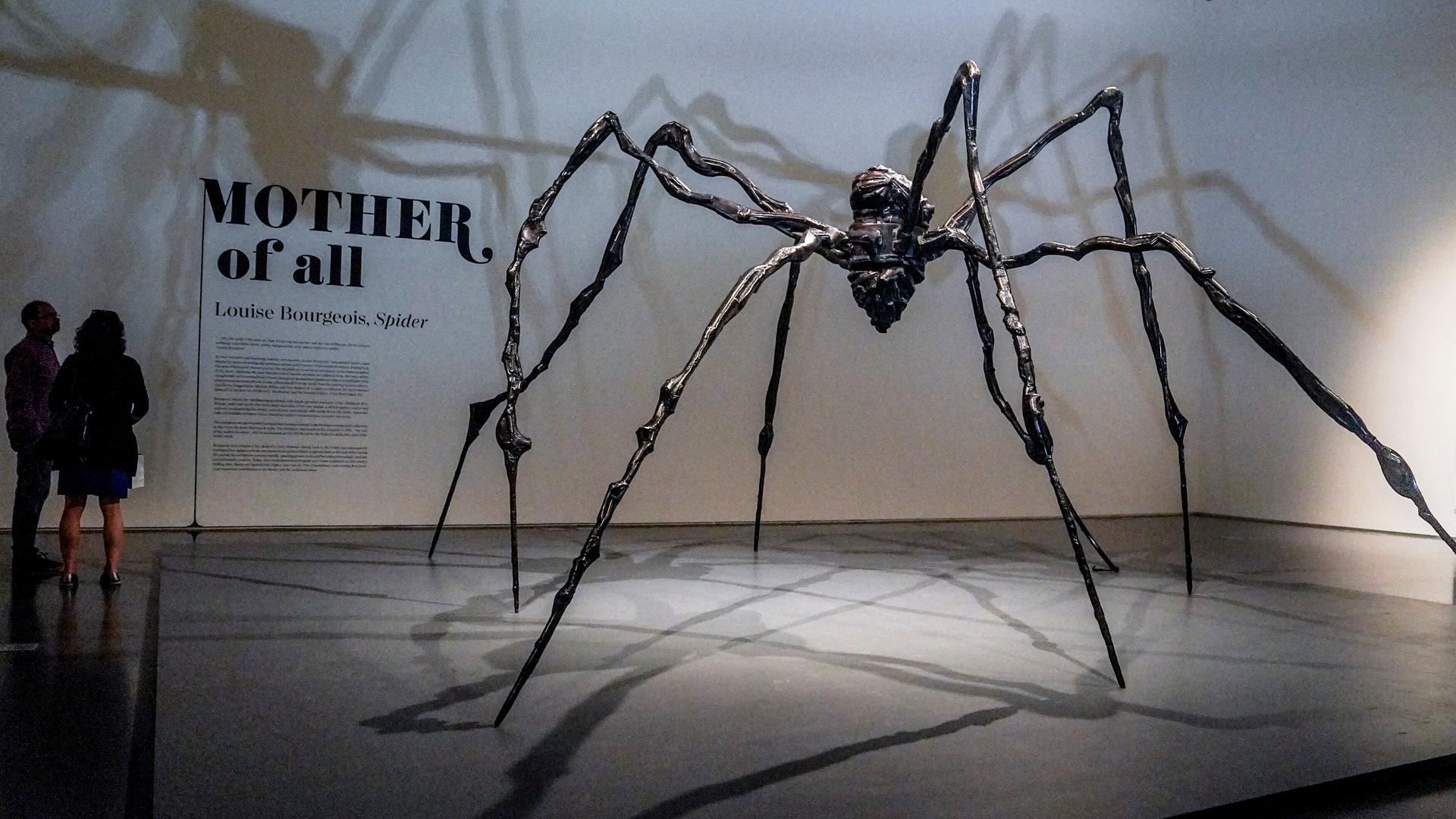Eine riesige Stahl-Spinne ist im Ausstellungsraum von Sotheby's in New York zu sehen.