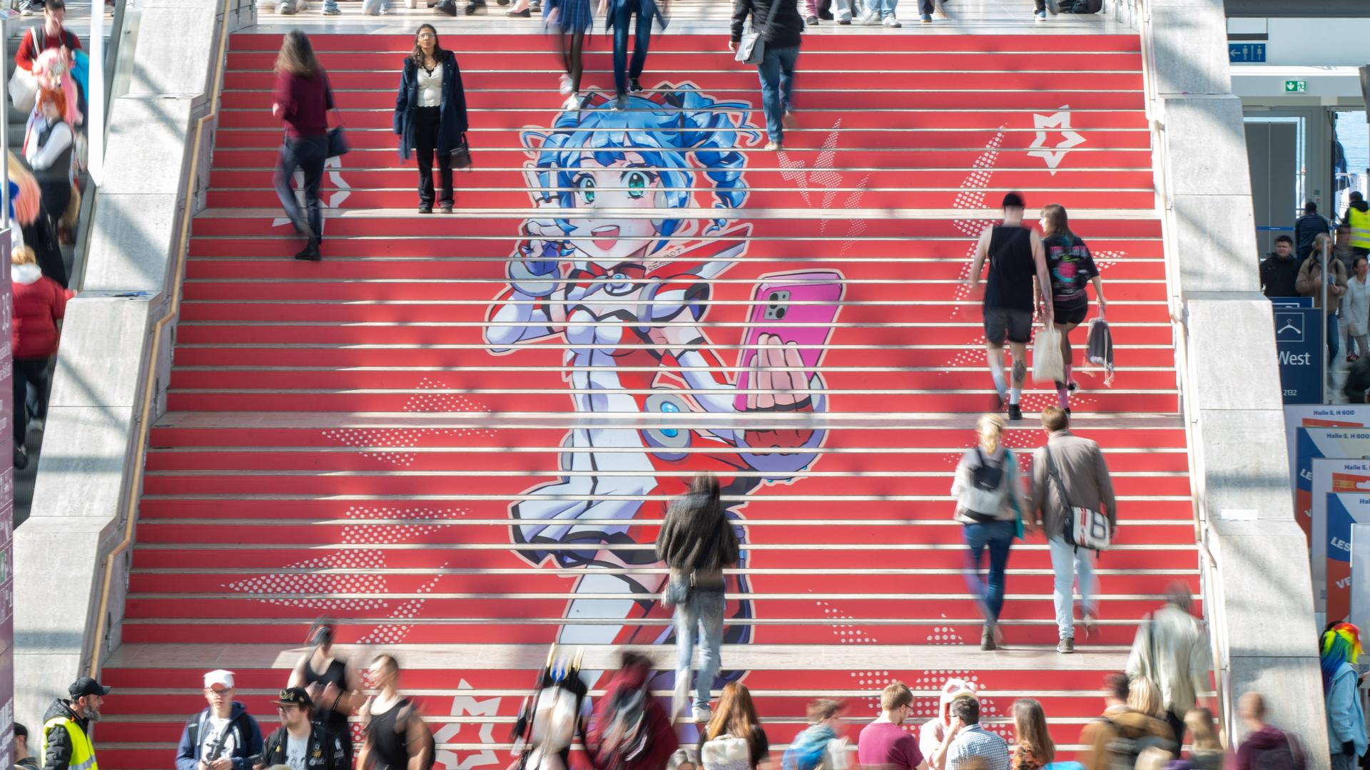 Eine rote Treppe mit einer Manga-Zeichnung und Menschen