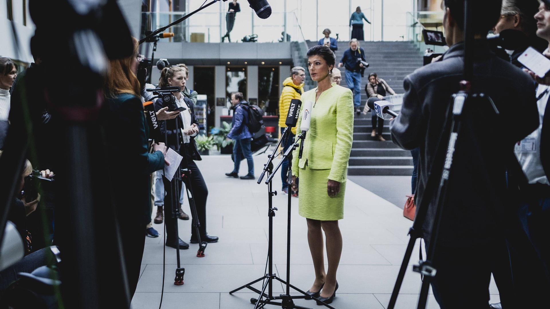 Sahra Wagenknecht bei der Vorstellung nach der Pressekonferenz zur Gründung des Vereins Bündnis Sahra Wagenknecht