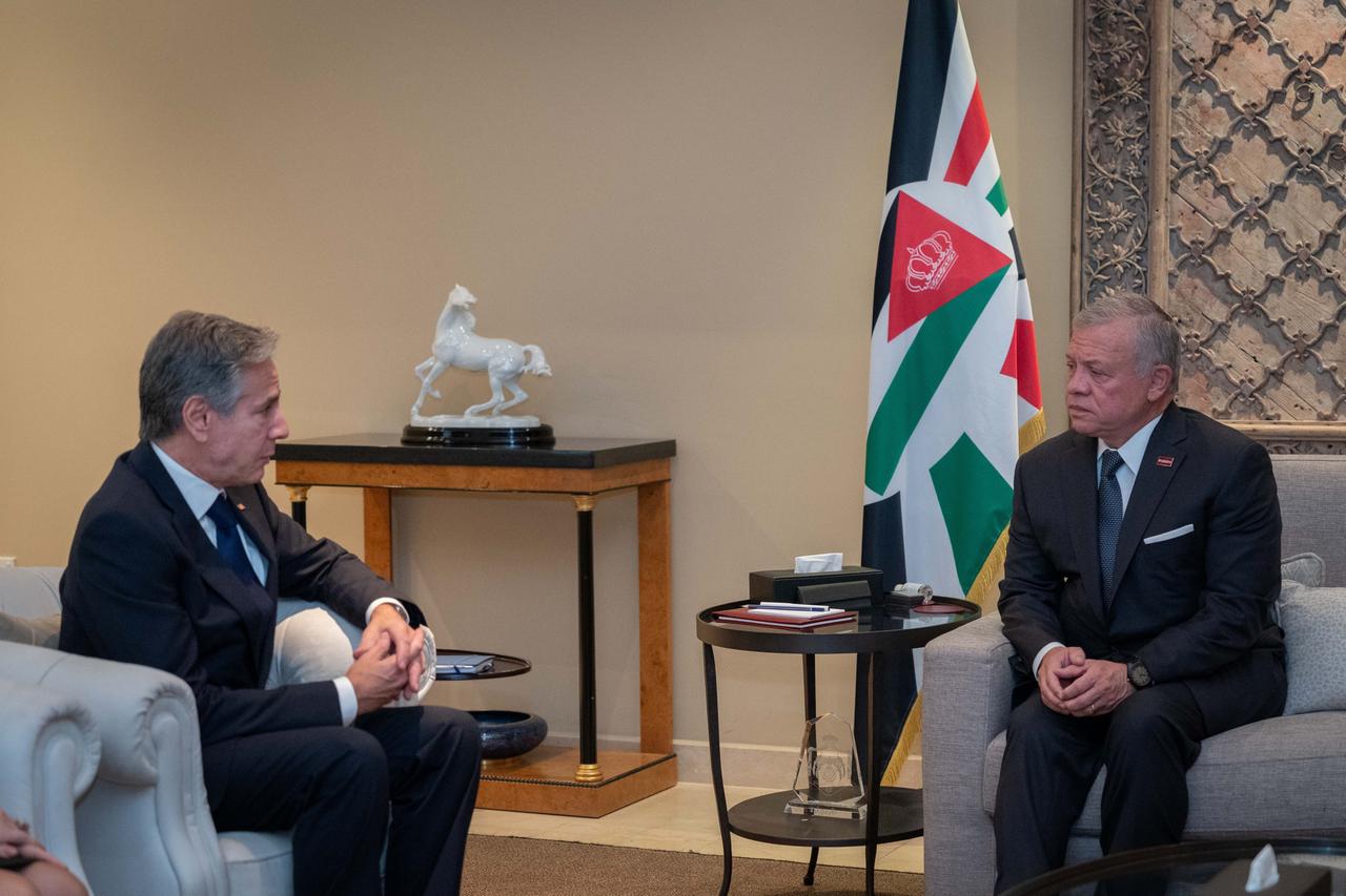 Amman: Abdullah II. (r), König von Jordanien, spricht mit Antony Blinken, Außenminister der USA. 