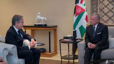 Amman: Abdullah II. (r), König von Jordanien, spricht mit Antony Blinken, Außenminister der USA.
