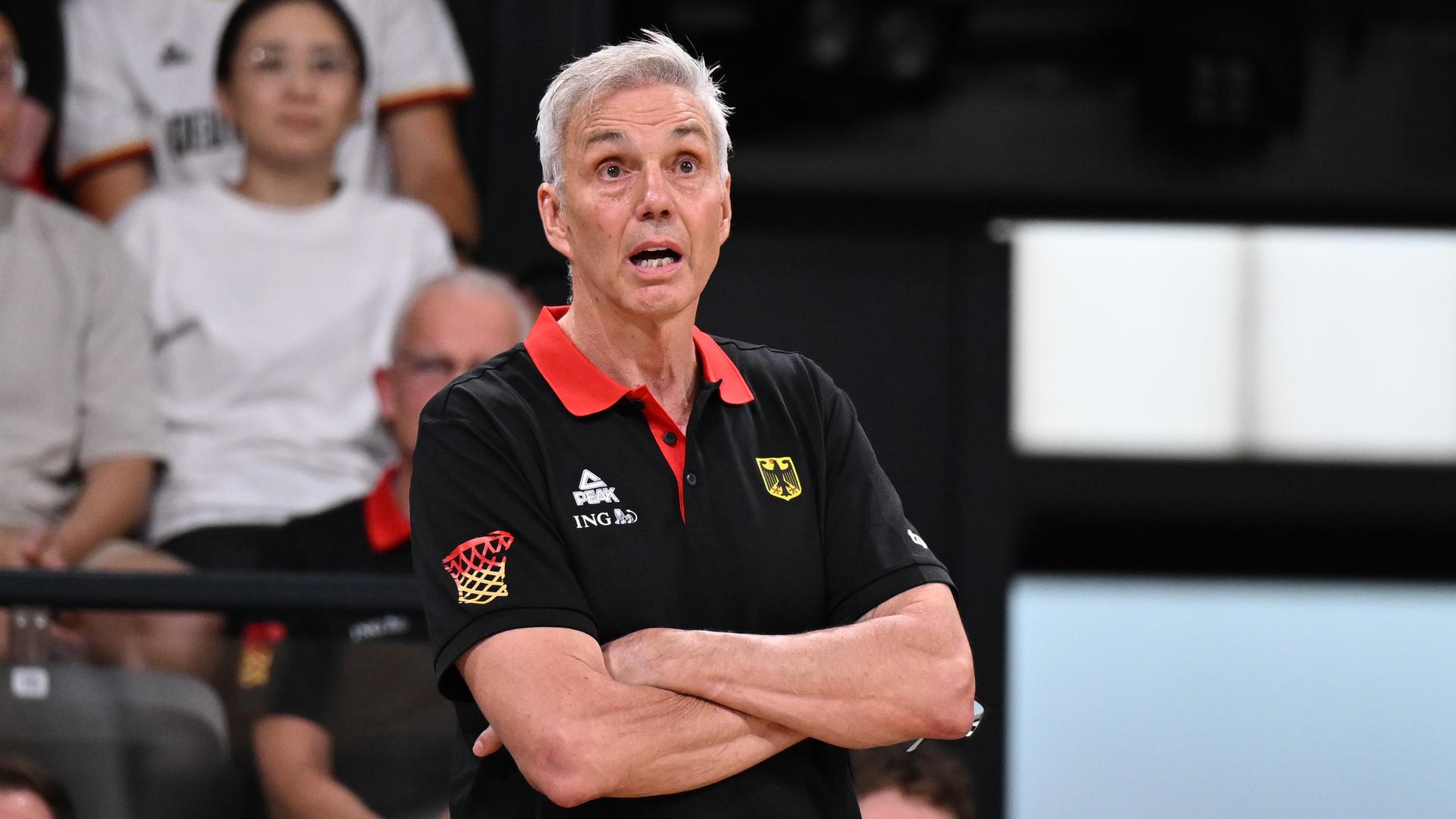Deutschlands Basketball-Bundestrainer Gordon Herbert steht am Spielfeldrand. 