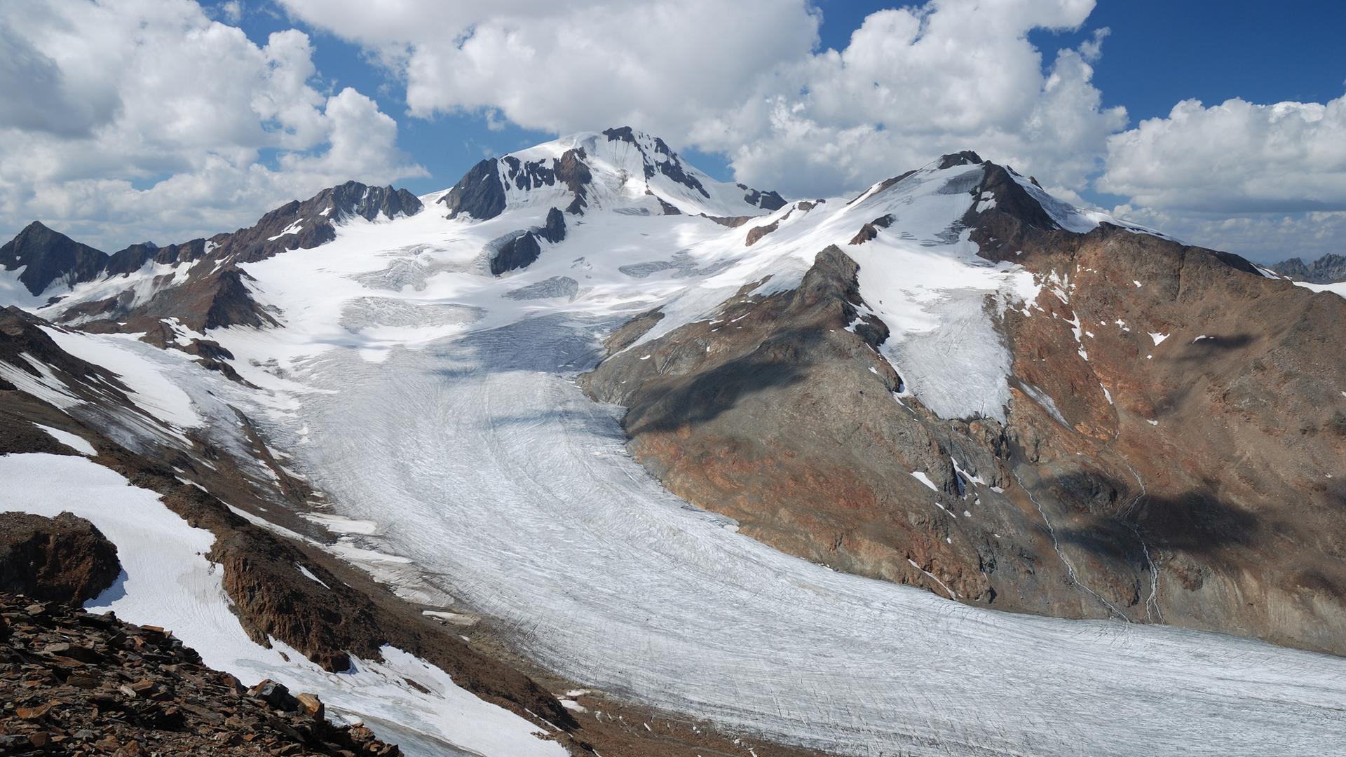 Der Gletscher Hintereisferner in der Alpenlandschaft Der Gletscher Hintereisferner in der Alpenlandschaft