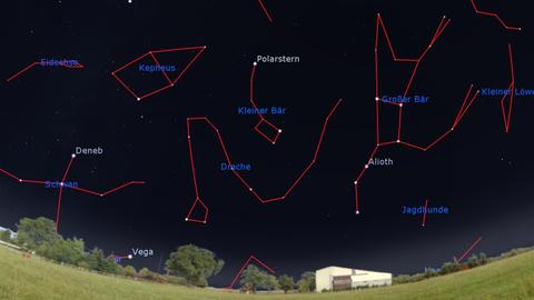Eine Illustration zeigt das markante Sternbild neben anderen Sternbildern Kepheus genau links des Polarsterns am Nordhimmel.