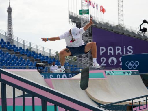 Der Skateboarder Jagger Eaton (USA) bereitet sich am Place de La Concorde auf seinen Wettkampf bei den Olympischen Spielen 2024 in Paris vor.