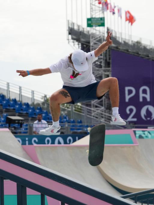 Der Skateboarder Jagger Eaton (USA) bereitet sich am Place de La Concorde auf seinen Wettkampf bei den Olympischen Spielen 2024 in Paris vor.