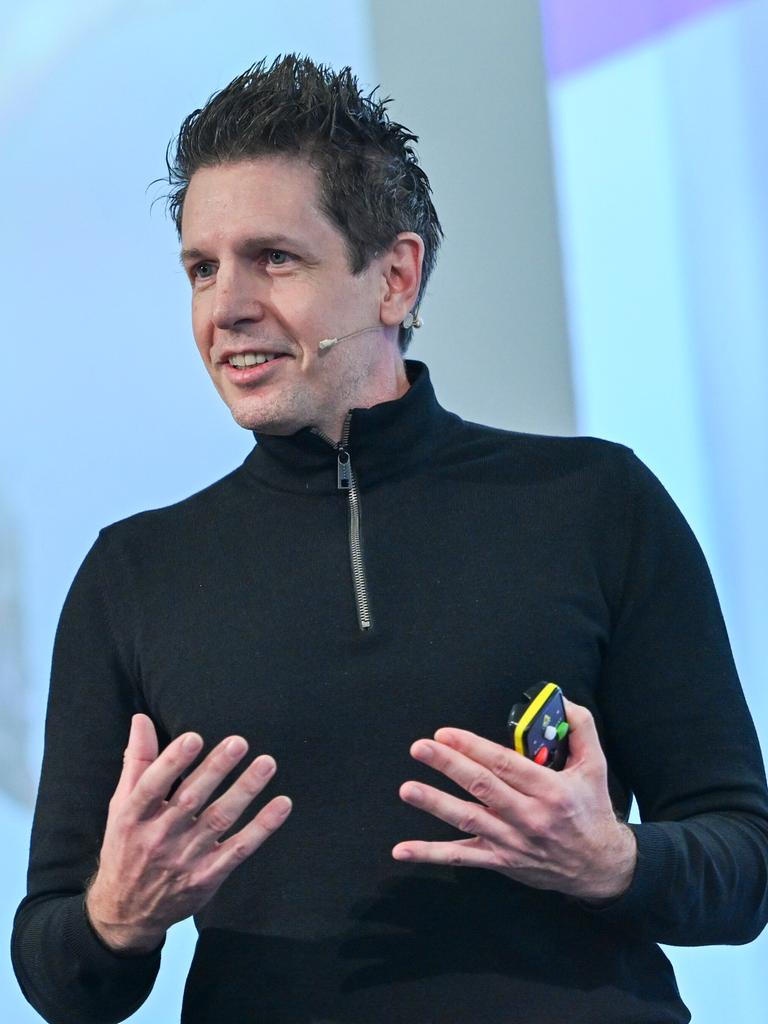Der Medienwissenschaftler Martin Andree stehend bei einem Vortrag. Er hat kurze, dunkle Haare und einen schwarzen. hochgeschlossenen Pullover an und gestikuliert. 