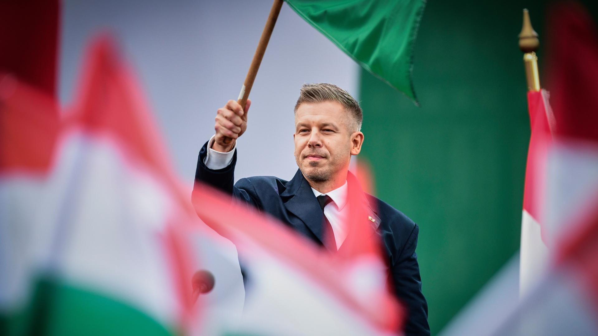 Der ungarische Ministerpräsident Péter Magyar schwenkt die ungarische Flagge während der Feierlichkeiten zum 70. Jahrestag der ungarischen Revolution von 1956 am 23. Oktober 2026. Der ungarische Ministerpräsident Péter Magyar schwenkt die ungarische Flagge während der Feierlichkeiten zum 70. Jahrestag der ungarischen Revolution von 1956 am 23. Oktober 2026.