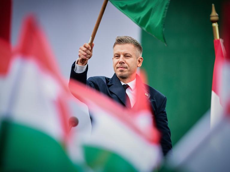 Der ungarische Ministerpräsident Péter Magyar schwenkt die ungarische Flagge während der Feierlichkeiten zum 70. Jahrestag der ungarischen Revolution von 1956 am 23. Oktober 2026.