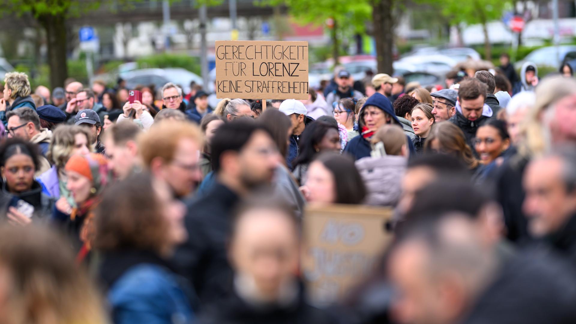 Oldenburg: Demonstranten bei der Kundgebung ein Jahr nach den tödlichen Polizeischüssen auf den 21-jährigen Lorenz A. 