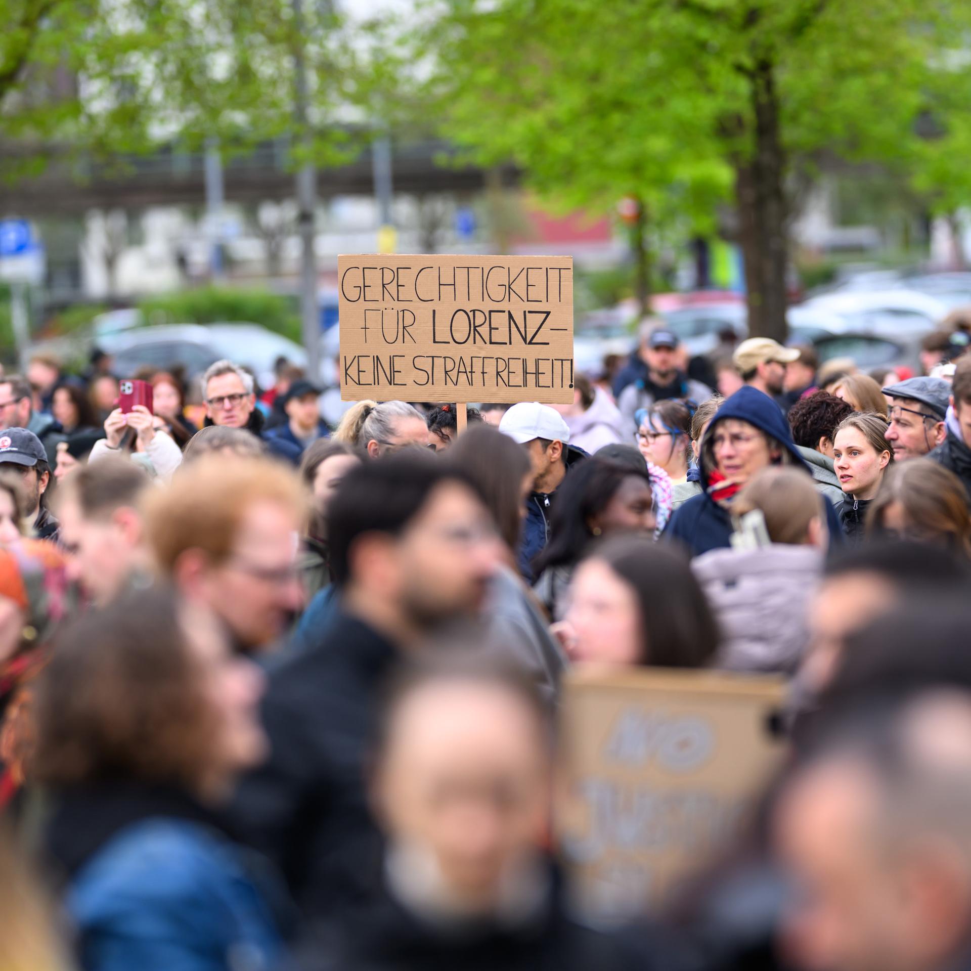 Tödliche Polizeischüsse - Protest in Oldenburg: Hunderte Menschen erinnern an Lorenz A.