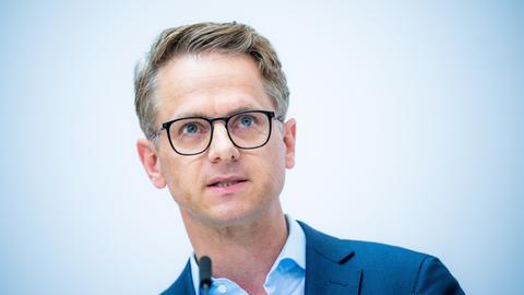 Der Kopf von Carsten Linnemann vor einem hellblauen Hintergrund.
