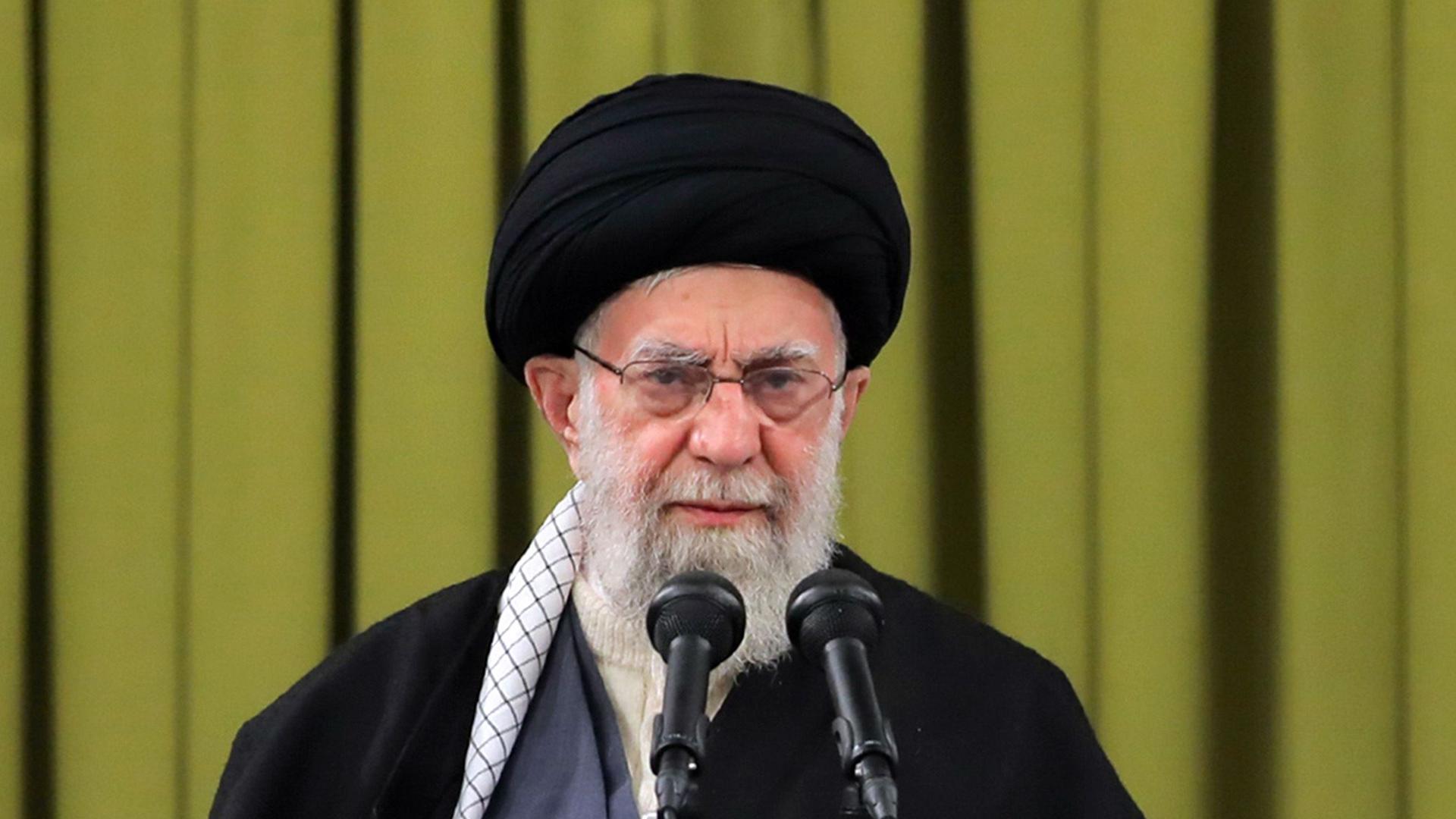 Iran, Teheran: Ali Chamenei, geistliches Oberhaupt des Iran, spricht in Mikrofone.