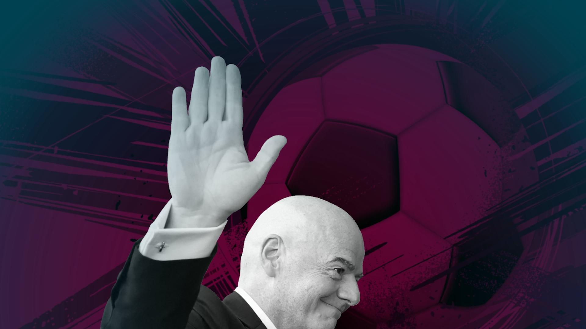 Porträt von Gianni Infantino, der an einer Kamera vorbeigeht und dabei winkt. Im Hintergrund die stilisierte Illustration eines Fußballs. Porträt von Gianni Infantino, der an einer Kamera vorbeigeht und dabei winkt. Im Hintergrund die stilisierte Illustration eines Fußballs.
