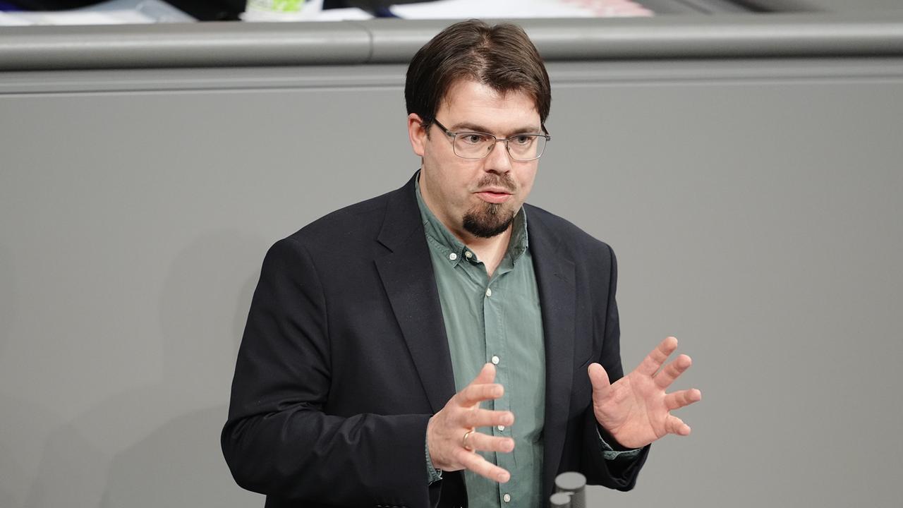 Helge Limburg, Bundestagsabgeordneter vom Bündnis 90/Die Grünen, spricht im Bundestag zu den Abgeordneten.