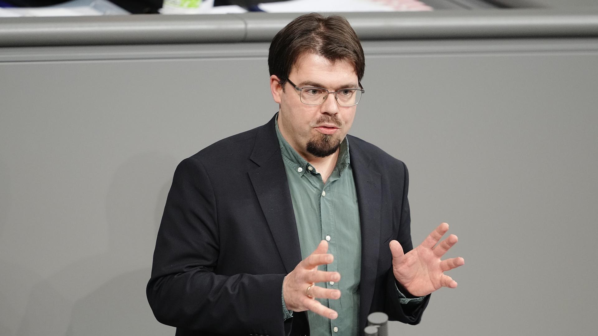 Helge Limburg, Bundestagsabgeordneter vom Bündnis 90/Die Grünen, spricht im Bundestag zu den Abgeordneten.