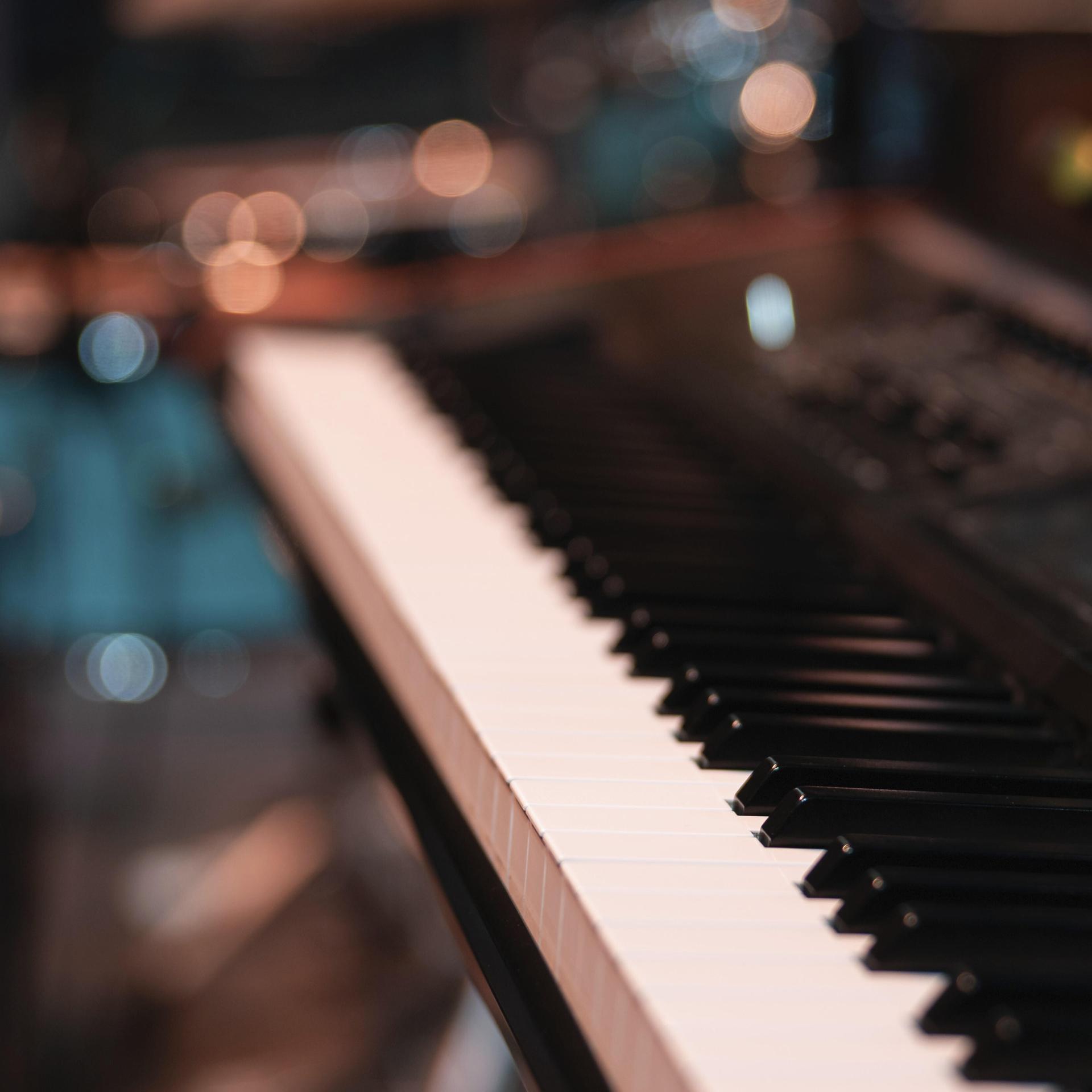 Nahaufnahme von einer Klaviertastatur. Der Hintergrund ist verschwommen