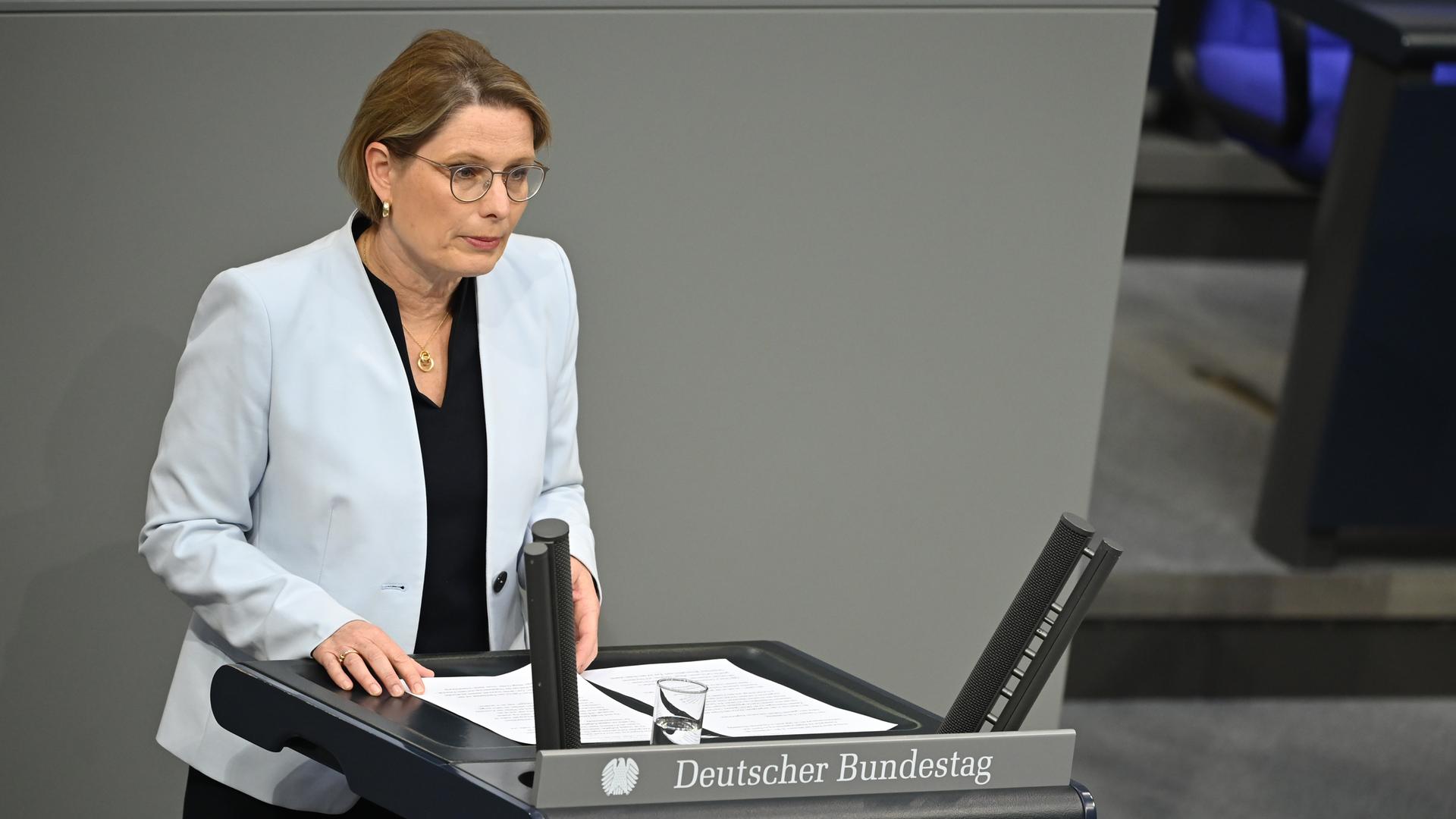 Stefanie Hubig (SPD), Bundesministerin der Justiz und für Verbraucherschutz, spricht im Plenarsaal im Bundestag zu den Abgeordneten. Stefanie Hubig (SPD), Bundesministerin der Justiz und für Verbraucherschutz, spricht im Plenarsaal im Bundestag zu den Abgeordneten.