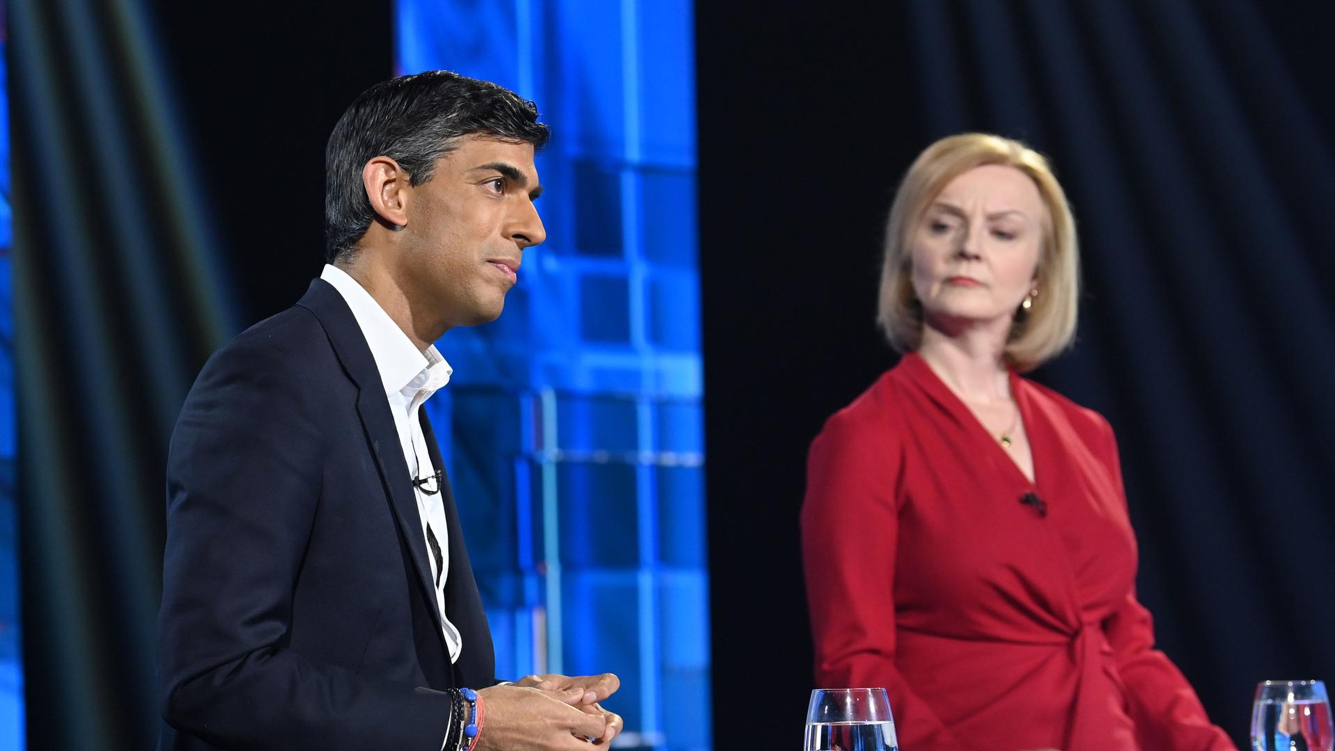 Die Politiker Rishi Sunak (l) und Elizabeth Truss bei einer TV-Debatte um Nachfolge des britischen Premierministers Johnson