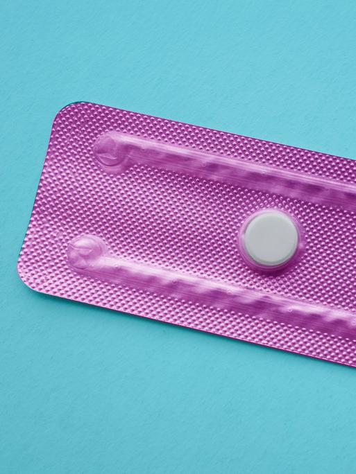Eine einzelne Pille in einer medizinischen Verpackung.
