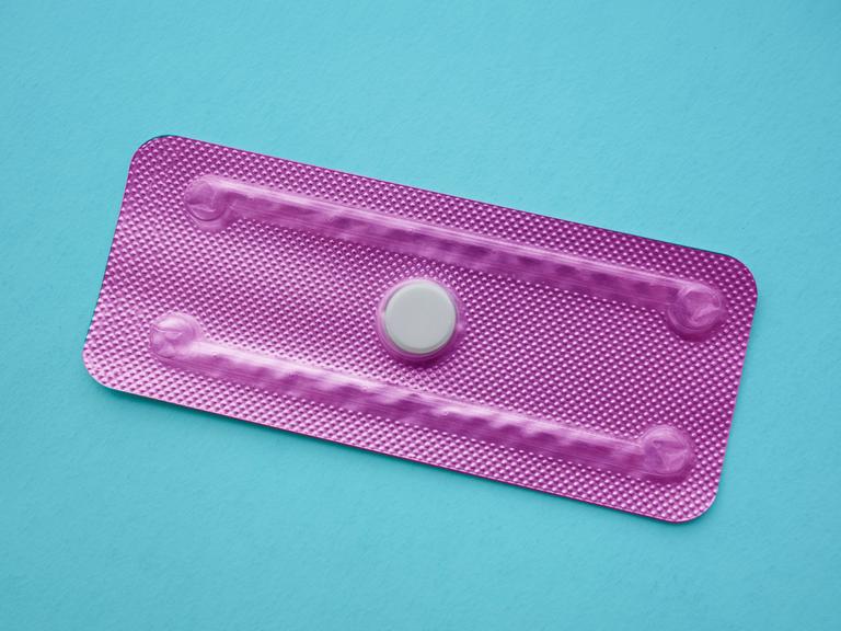 Eine einzelne Pille in einer medizinischen Verpackung.