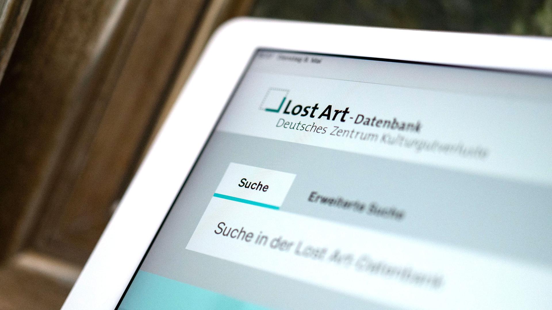 Ein Tablet, auf dem in einem Browser der Internet-Auftritt der Lost Art-Datenbank geöffnet ist. Ein Tablet, auf dem in einem Browser der Internet-Auftritt der Lost Art-Datenbank geöffnet ist.
