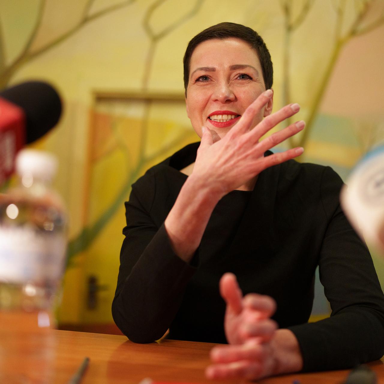 Maria Kolesnikowa, wichtige belarussische Oppositionelle, lächelt während einer Pressekonferenz, nachdem sie aus der Haft in Belarus entlassen wurde.