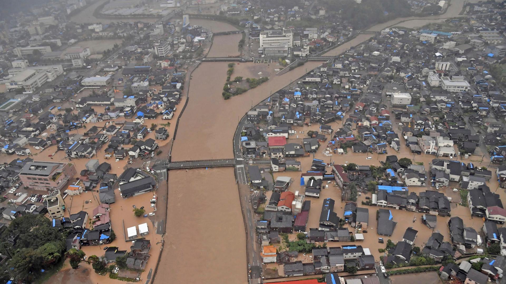 Das Luftbild zeigt den Fluss Kawarada, der die japanische Stadt Wajima überschwemmt hat.