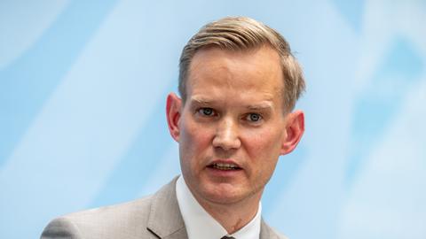 Der Drogen- und Suchtbeauftragte der Bundesregierung, Hendrik Streeck, blickt Richtung Kamera.