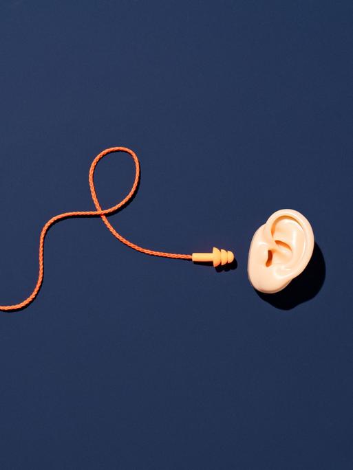 Vor dunkelblauem Hintergrund: Ein Ohr, daneben ein mit dem Ohr nicht verbundenes Kabel mit Stöpsel.