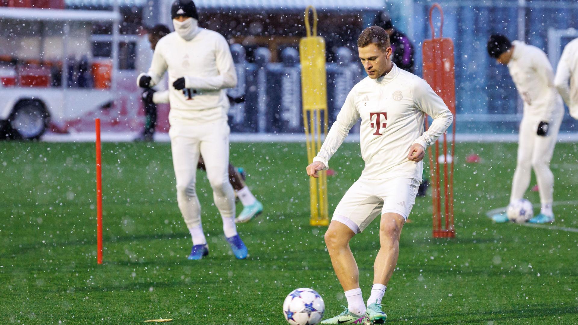 Traingseinheit des FC Bayern auf dem Vereinsgelände an der Säbener Straße. Joshua Kimmich vom FC Bayern München spielt den Ball.