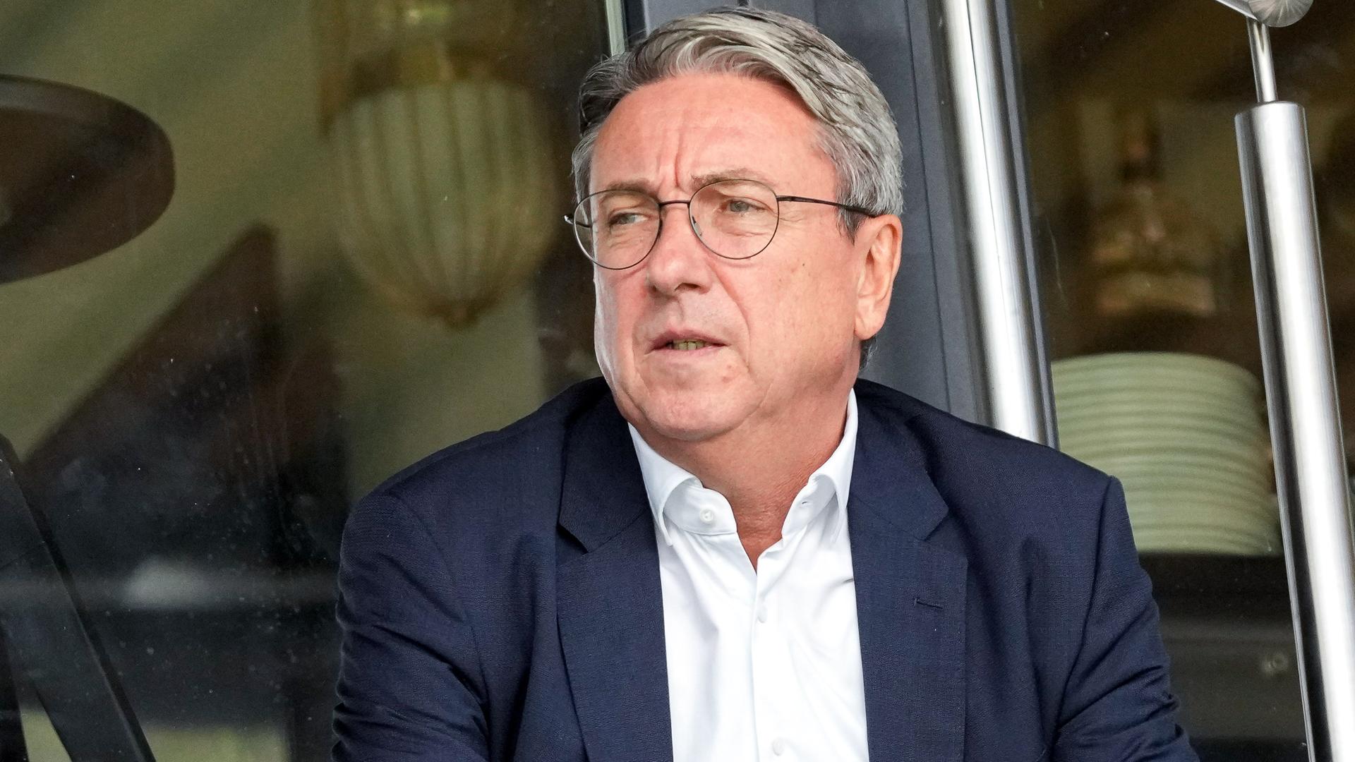 Jürgen Machmeier, der Präsident des SV Sandhausen - ein grauhaariger Mann mit Brille in Hemd und Jacket. Jürgen Machmeier, der Präsident des SV Sandhausen - ein grauhaariger Mann mit Brille in Hemd und Jacket.