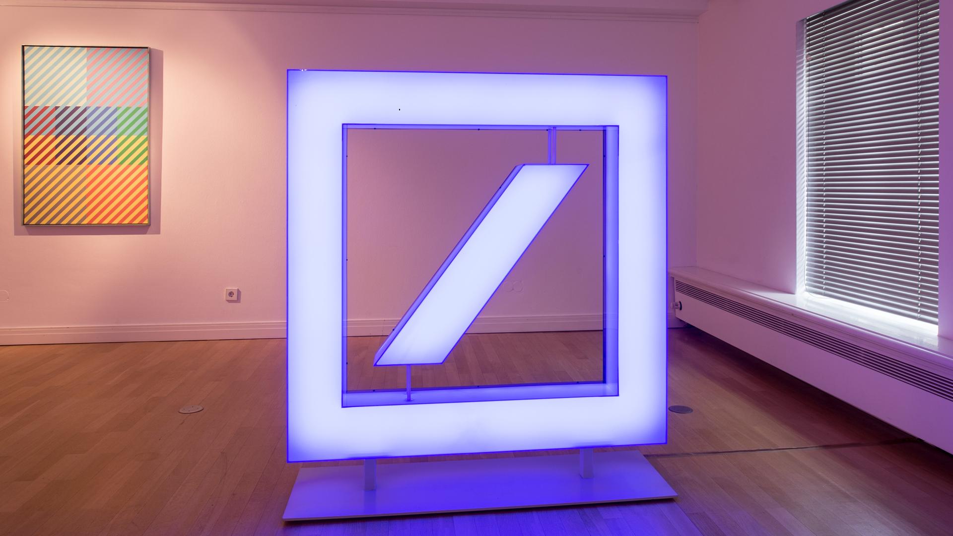 Das Signet der Deutschen Bank leuchtet bläulich 2017 in der Ausstellung "Logo" im Design-Museum Wilhelm-Wagenfeld-Haus in Bremen. Dieses Logo des Künstlers Anton Stankowski (1906 - 1998) stammt von 1972. Das Signet der Deutschen Bank leuchtet bläulich 2017 in der Ausstellung "Logo" im Design-Museum Wilhelm-Wagenfeld-Haus in Bremen. Dieses Logo des Künstlers Anton Stankowski (1906 - 1998) stammt von 1972.