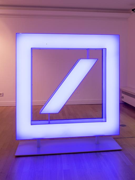 Das Signet der Deutschen Bank leuchtet bläulich 2017 in der Ausstellung "Logo" im Design-Museum Wilhelm-Wagenfeld-Haus in Bremen. Dieses Logo des Künstlers Anton Stankowski (1906 - 1998) stammt von 1972.