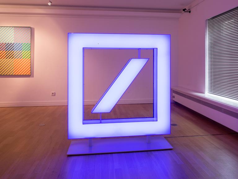 Das Signet der Deutschen Bank leuchtet bläulich 2017 in der Ausstellung "Logo" im Design-Museum Wilhelm-Wagenfeld-Haus in Bremen. Dieses Logo des Künstlers Anton Stankowski (1906 - 1998) stammt von 1972.
