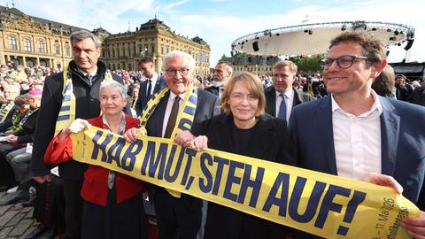 Markus Söder (l-r, CSU), Ministerpräsident von Bayern, Irme Stetter-Karp, Präsidentin der deutschen Katholiken (ZdK), Bundespräsident Frank-Walter Steinmeier, Elke Büdenbender, und Martin Heilig (Bündnis90/die Grünen), Oberbürgermeister von Würzburg, stehen hinter einem Banner mit dem Motto: Hab Mut, steh auf!