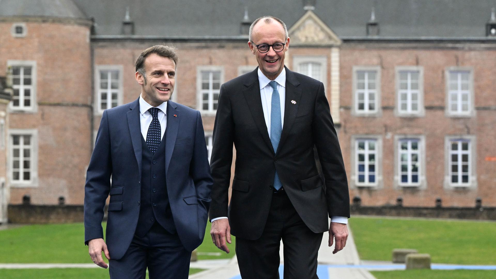 Das Bild zeigt Frankreichs Präsident Macron und Bundeskanzler Merz beim Treffen im belgischen Schloss Alden Biesen. 