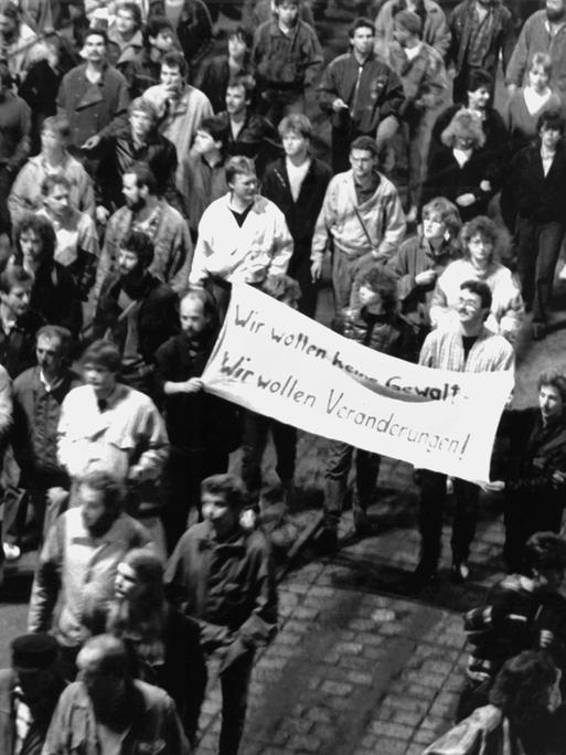 "Wir wollen keine Gewalt! Wir wollen Veränderungen!" ist auf einem Transparent zu lesen, das Demonstranten bei der Montagsdemonstration am 9. Oktober 1989 in Leipzig mit sich führen. 
