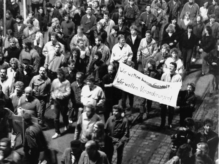 "Wir wollen keine Gewalt! Wir wollen Veränderungen!" ist auf einem Transparent zu lesen, das Demonstranten bei der Montagsdemonstration am 9. Oktober 1989 in Leipzig mit sich führen. 